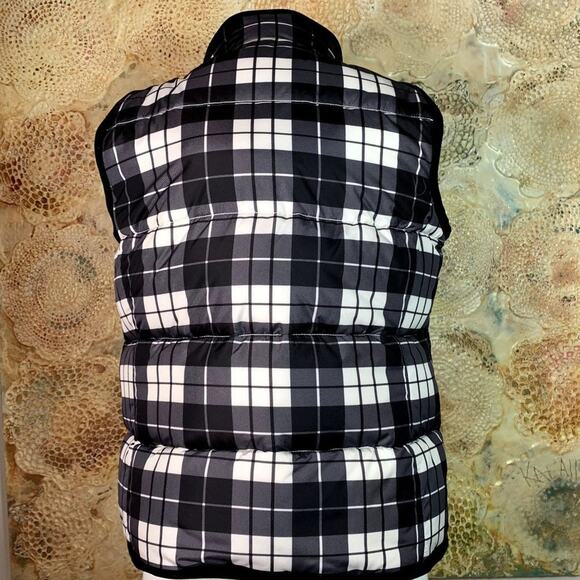 nautica Puffer Women’s sleeveless Zip Up Vest, Size M with silver button accents - Picture 4 of 8